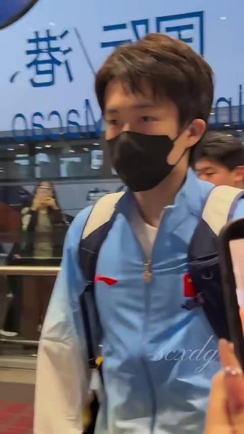 这么早出发还把发型打理了，这娃起床真早 楚钦一切顺利，加油