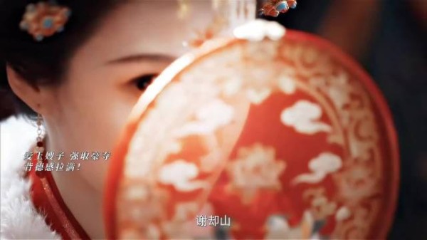 同框镜头细节感好足，连手部的对比都很有故事氛围，越看越有代入感