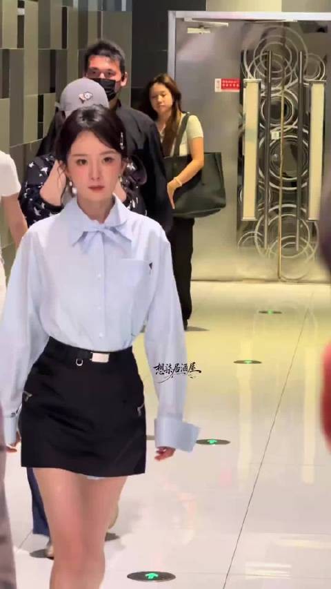 杨幂花期真的很长 ,我小时候长这样 ,长大了还是长这样