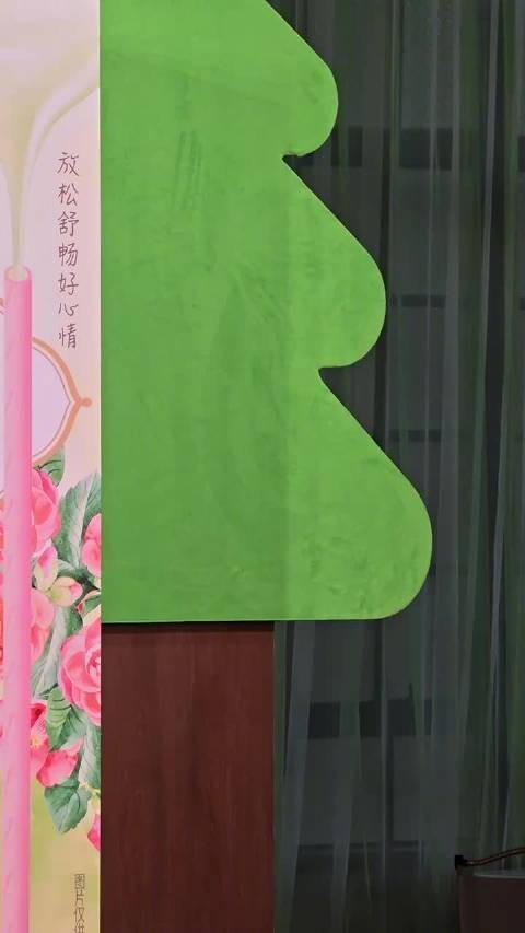 小林今天还戴了粉色丝巾