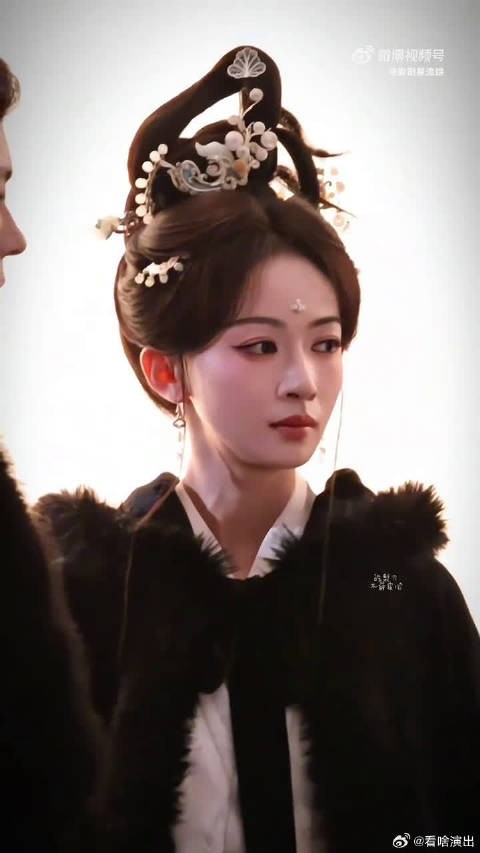 吴谨言的眼神里全是戏,那种绝望感隔着屏幕都能感受到