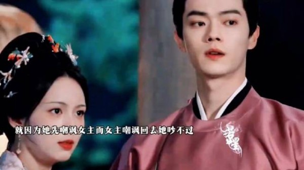 两个大美女说着说着就开始扯头花了