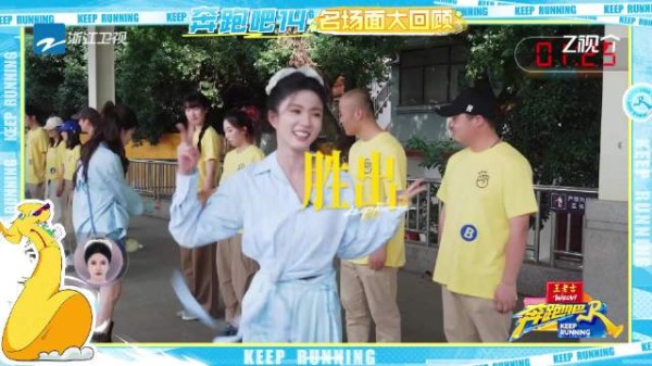 猜拳对决顺利拿下胜利，刘些宁开心比耶，来捕捉这份可爱的瞬间吧！