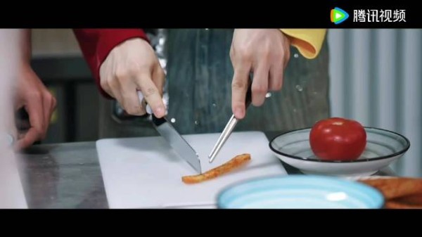 苏新皓用辣条摆盘苹果