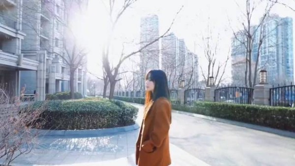 李小璐新男友身份被曝光，又是位嘻哈歌手，两人逛家居店形影不离 贾乃亮