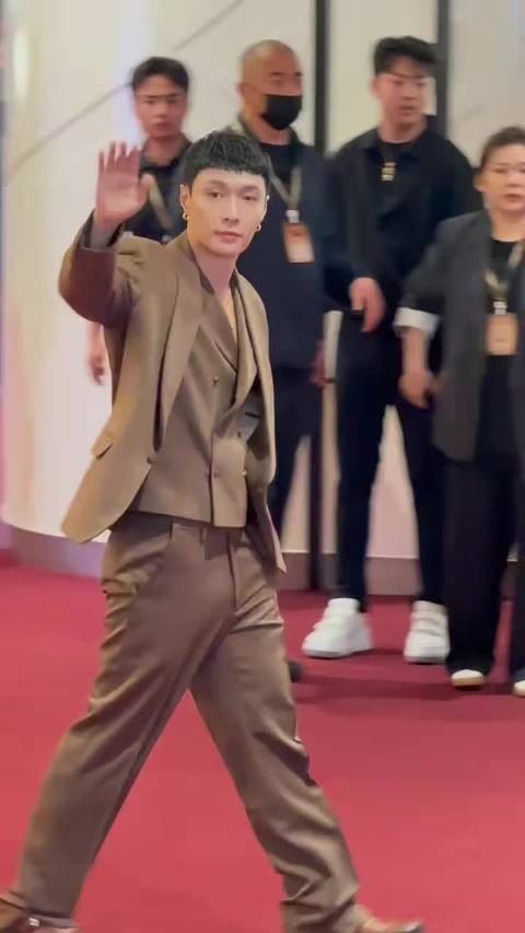 张艺兴西装配金饰 张艺兴今天现身武汉线下活动…
