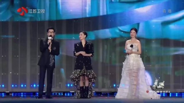 原来张柏芝唱歌也这么有特色，和她平常讲话都不是一个腔调