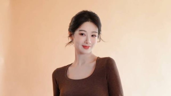 杨紫秋日花絮掉落，浪漫时光缱绻