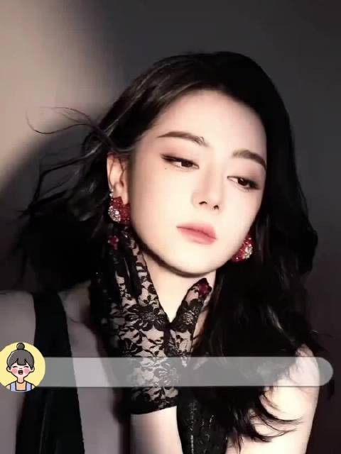 迪丽热巴下班路透走红,远远看过去以为是短裙造型…