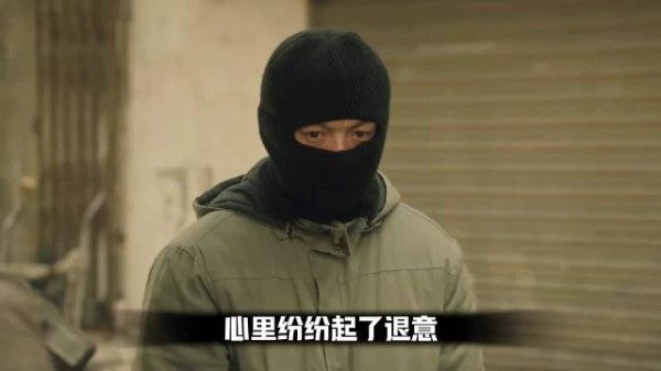 老刑警未带枪只身拦劫匪,遭头目背后偷袭
