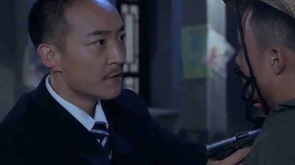 铁核桃 李伟被黑仔给活捉,而他也将为自己的所作所为付出代价