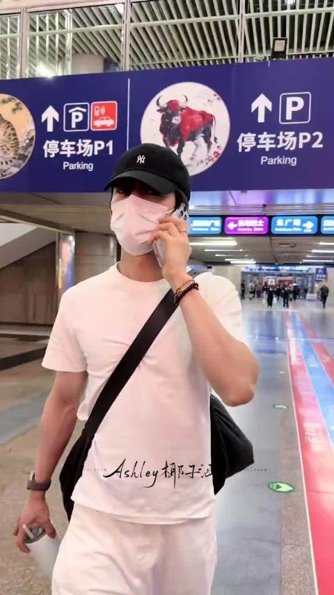 王星越独自走机场，巨型雷霆包装满，背绳被压断