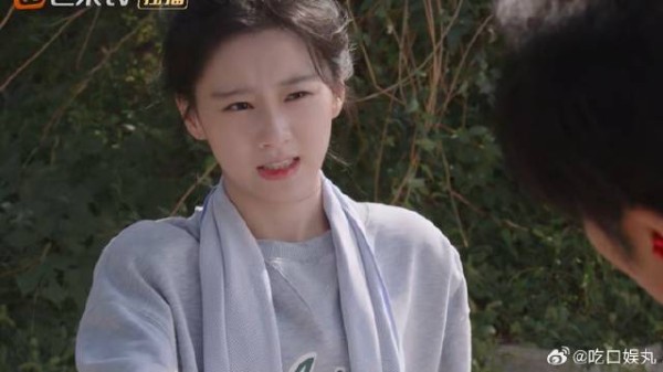 大叔踩到狗屎，美女好心帮忙，意外搭上亿万富商