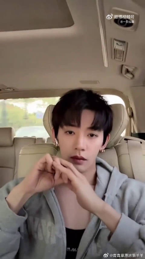 殷桃直言邓为每个角度都帅,花少日常透出舒服气质