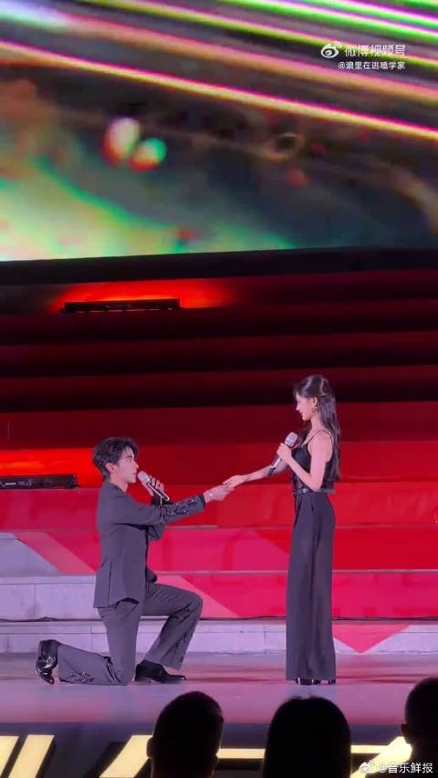 陈鑫海单膝下跪李一桐,瞬间误会似求婚