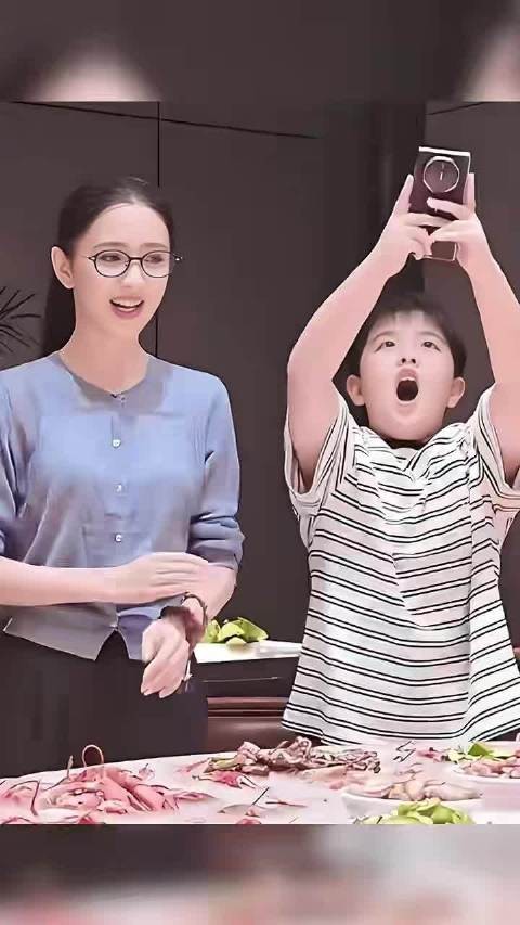 以前不是还说儿子不知道他俩离婚吗？