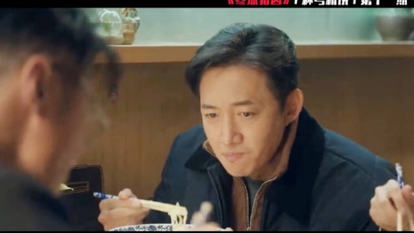 刑警受邀吃饭时惊讶的发现,眼前这位声名显赫地产大亨…