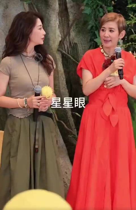 吴君如红裙张扬,殷桃卡其军绿随性,两代女神同框