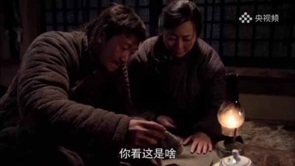 闯关东:朱开山神神秘秘打开小包,妻子一看竟是金沙,真是苦尽甘来了