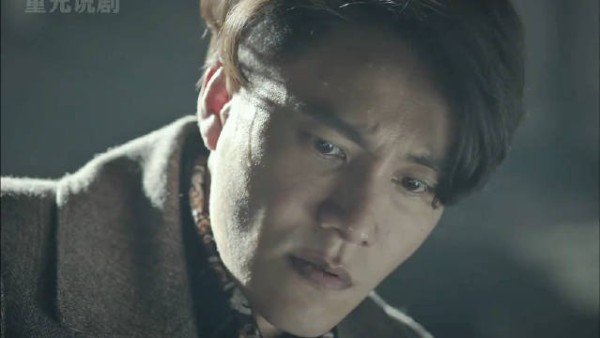 男人只是看了一眼纽扣，瞬间就想到除掉叛徒的办法