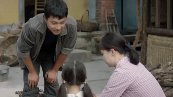 爸爸看望嫁到农村的女儿，赶上饭点，只见桌上只剩几个窝头