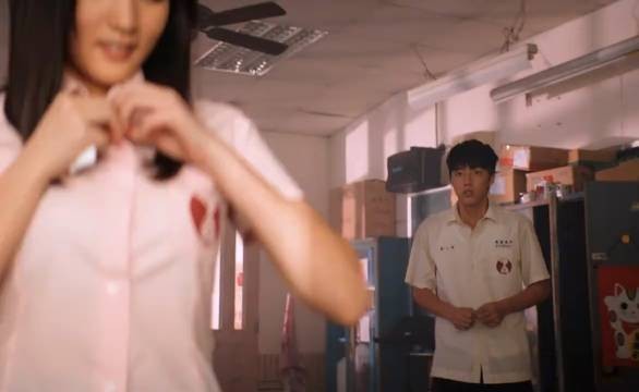 你倾心于她，她却钟情于他，而她又难以割舍他！这场四人情感纠葛令人窒息