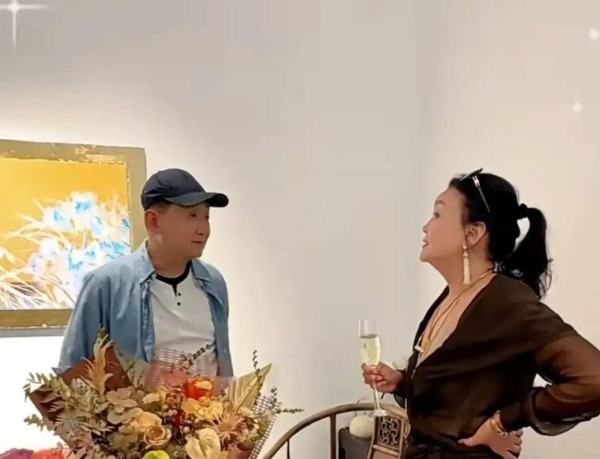 梁天、王璐瑶还有张兰，这几个看似八竿子打不着的人，私底下竟然凑一块儿看展！