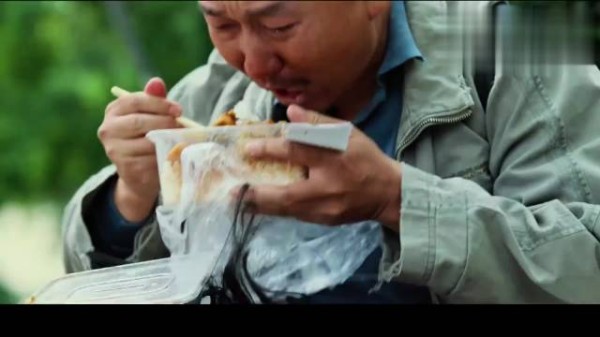 “一盒红烧牛肉饭，承载了父亲最深沉的爱与最温柔的”