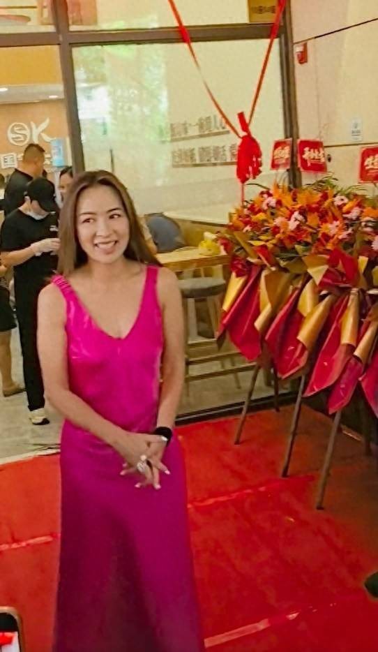 香港知名女星生意越做越大,佛山云吞店开张亲自剪彩,状态抢镜