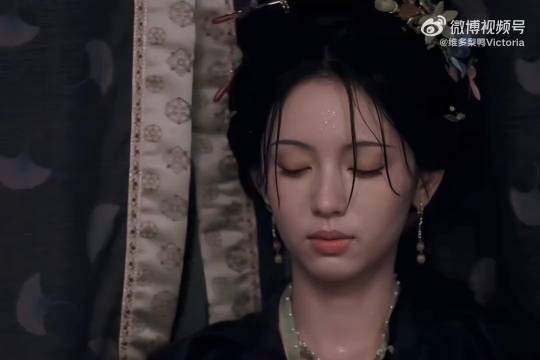 一瓯春喂糖这段,一瓯春第4集,谁懂一下这个谢清圆的破碎小猫眼神啊…