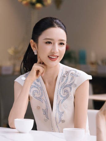 佟丽娅回应春晚主持人争议