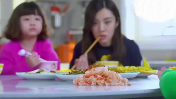 保姆烧了一盘虾,结果却全剥给自己孙子吃,雇主母女都看呆了!