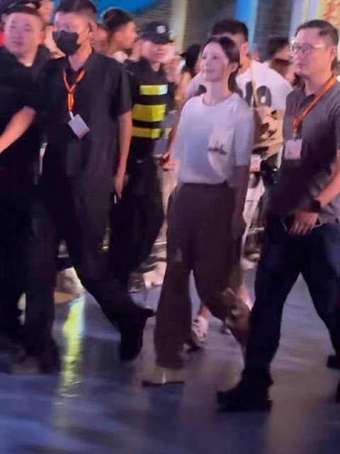 李沁被路人喊鸡腿姑娘，李沁怎么这么好，一直帮胡歌端着那么重的碗！