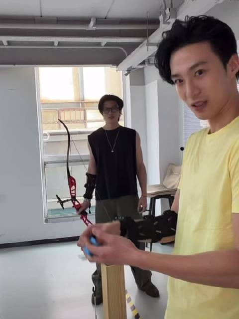 修伯射箭弹幕“小心被封” 章明伯“我们都有做安全措施” 尼玛