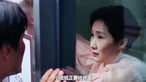 丧尸伪装成大叔骗小姐姐开门，刚要开门，就发现了不对劲
