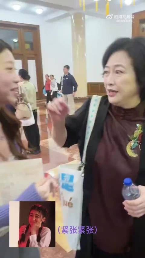 粉丝线下偶遇许娣,当场玩薛甄珠名梗贴脸互动…