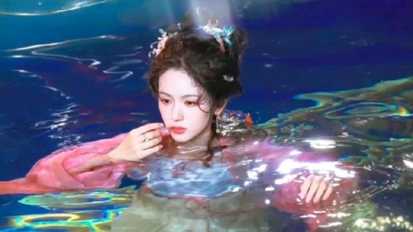 每次看周也的剧都会刷新对她美貌的震撼程度！