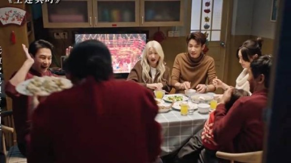 关晓彤王子奇《生逢其时》happy ending大团圆结局,一起包饺子了