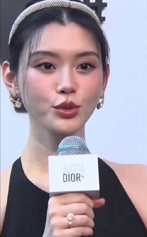 奚梦瑶面相都变富贵相了,当超模时太瘦了,现在长肉了反而更漂亮 !