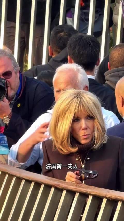 为啥她总梳这个鸡窝头?…