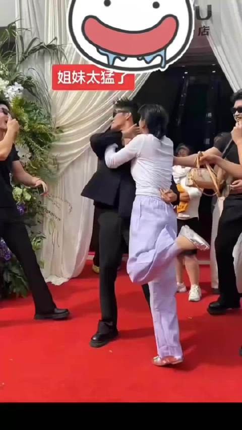 大姐情不自禁,失态了失态了