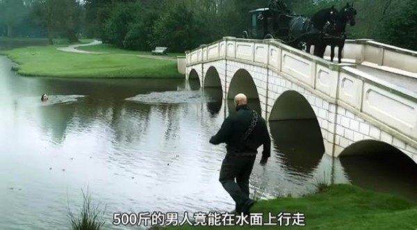 女人竟发现追击自己的杀手，竟然能够在水面上行走