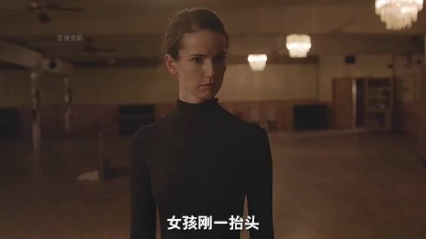 女人对着镜子跳舞，却发生了诡异的一幕因为一个片段看了整部电影