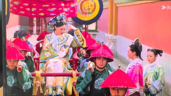 前方名场面,甄嬛挠头 不知道是剧本啊,还是咱们娘娘真的头痒 9-7