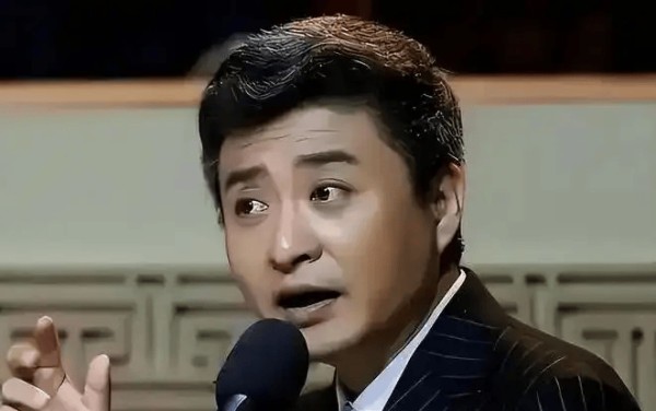 德不配位,必有灾殃。 这句话,放在曾经九登春晚的国家一级演员周炜身上,简直像一句谶语