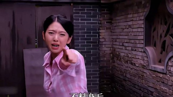 女八路翻窗逃跑碰椅子发出动静