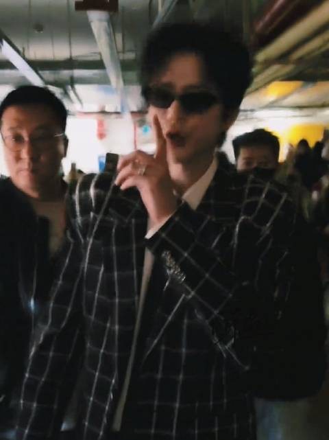 我真的爱亖了 宁宁这个痞帅痞帅的模样 期待今天刘宇宁炸街