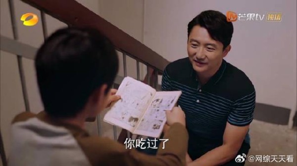 父母吵架，孩子只能躲到楼道里看书，邻居大叔看到后心疼不已