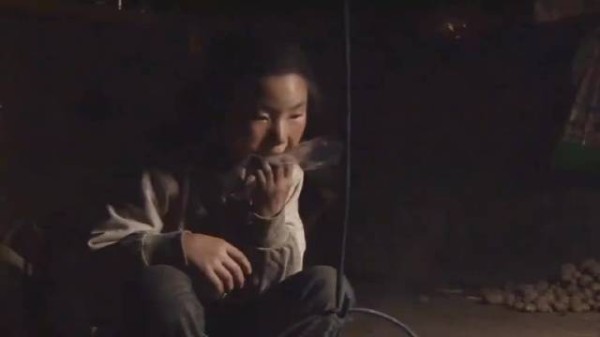 导演跟拍两年,只有10岁的留守儿童在家照顾两个妹妹,又当爹又当妈