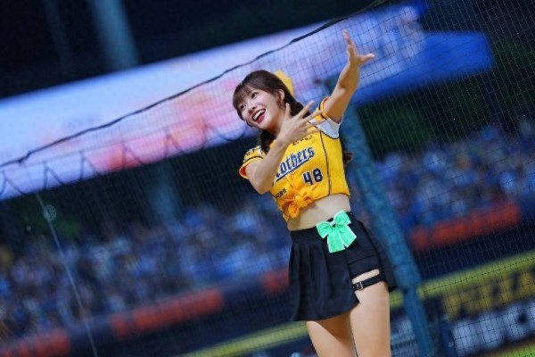 突发!香港女星应援时遭棒球击中,痛到手发麻,曾演马国明养女